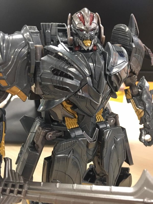 Transformers The Last Knight Premier Edition Hound And Megatron In Hand Photos 08 (8 of 15)